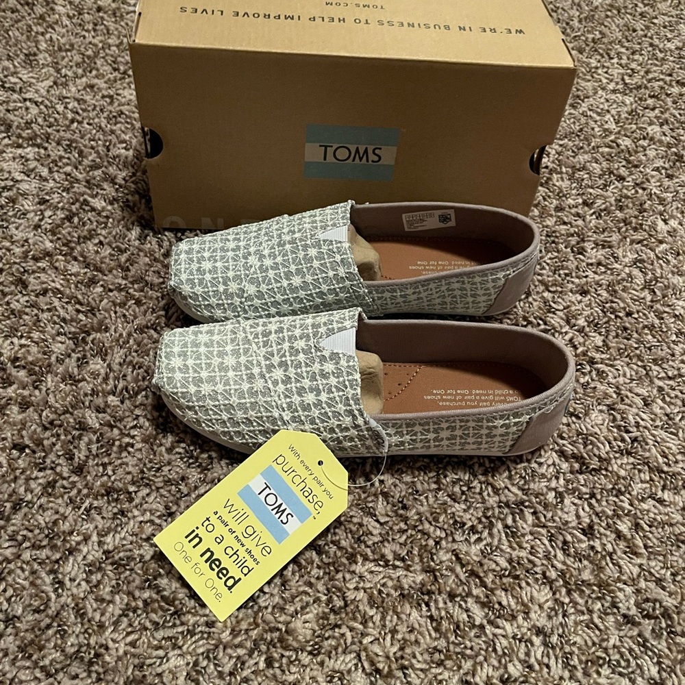 NWT girls silver Toms